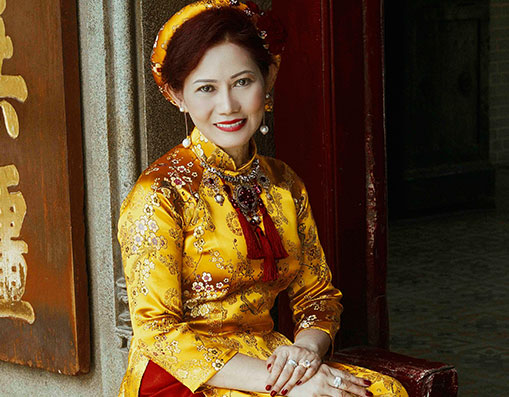 Quý Bà Hương Lê dịu dàng trong tà áo Dài Việt