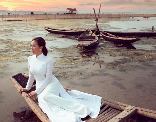 Hoa hậu Thu Hoài diện áo dài trắng trên phá Tam Giang