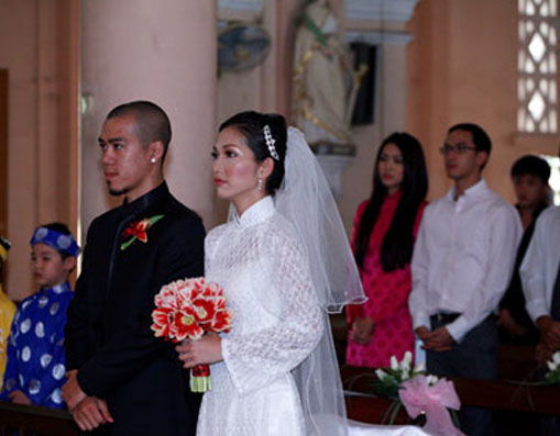 Kim Hiền tổ chức đám cưới tại nhà thờ