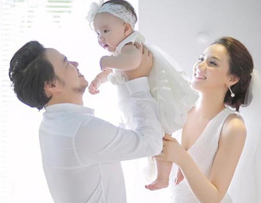 Người mẫu Trang Nhung hạnh phúc bên chồng con