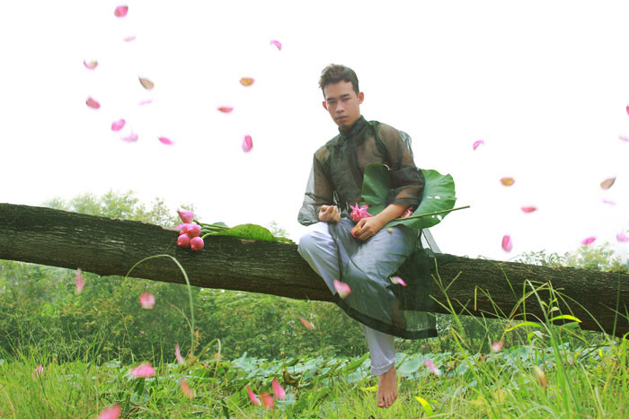 Leo Quốc Việt hóa chàng Thơ đón Xuân