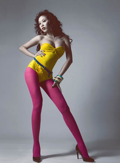 Trương Thị Hằng nổi bật với trang phục color block b&oacute; s&aacute;t.