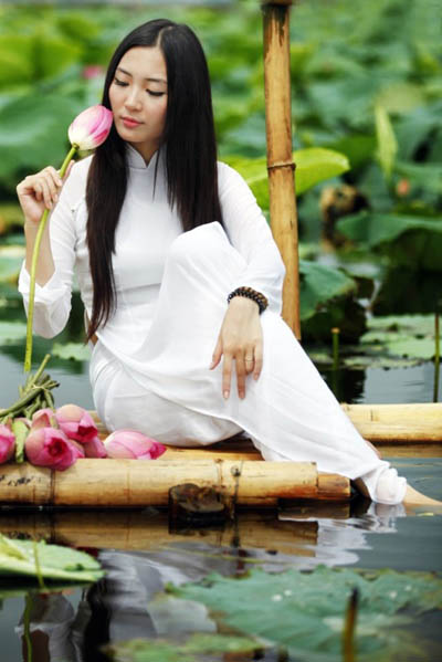 Á hậu Thùy Trang đẹp dịu dàng bên hoa sen