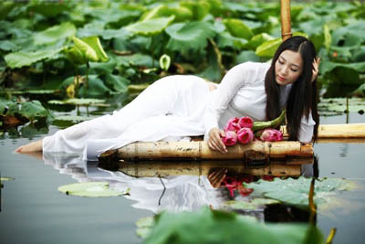 Á hậu Thùy Trang đẹp dịu dàng bên hoa sen