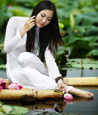 Á hậu Thùy Trang đẹp dịu dàng bên hoa sen