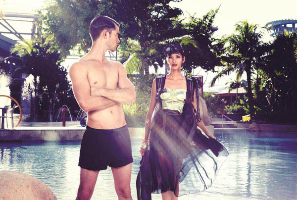 Ho&agrave;ng Th&ugrave;y trong bức ảnh chụp c&ugrave;ng bạn diễn.