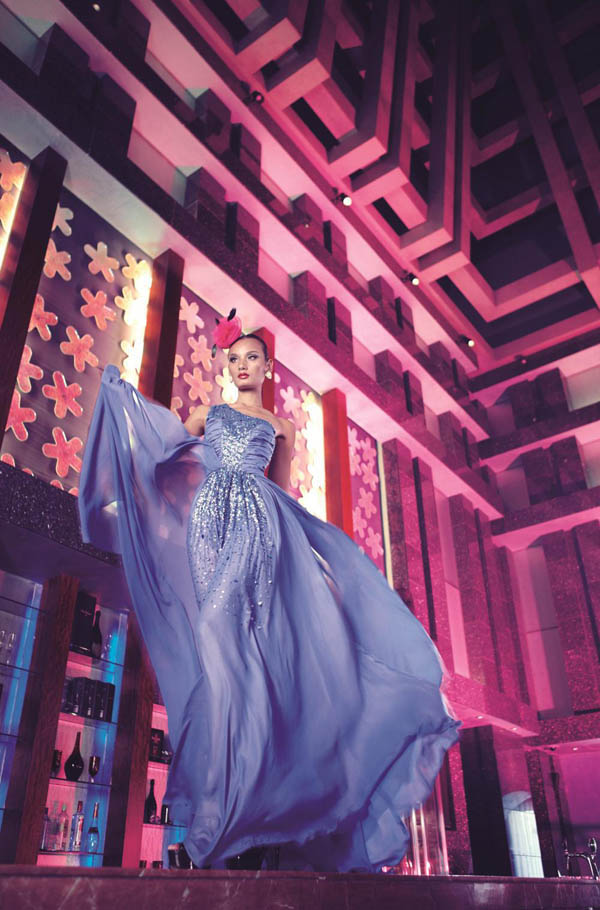 Người đẹp sải bước thanh thoát trong chiếc váy dạ hội của nhà thiết kế Vincent Đoàn.